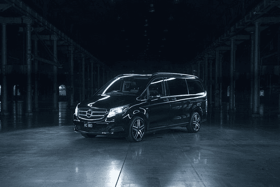 Van premium noir pour le transport de groupes et familles