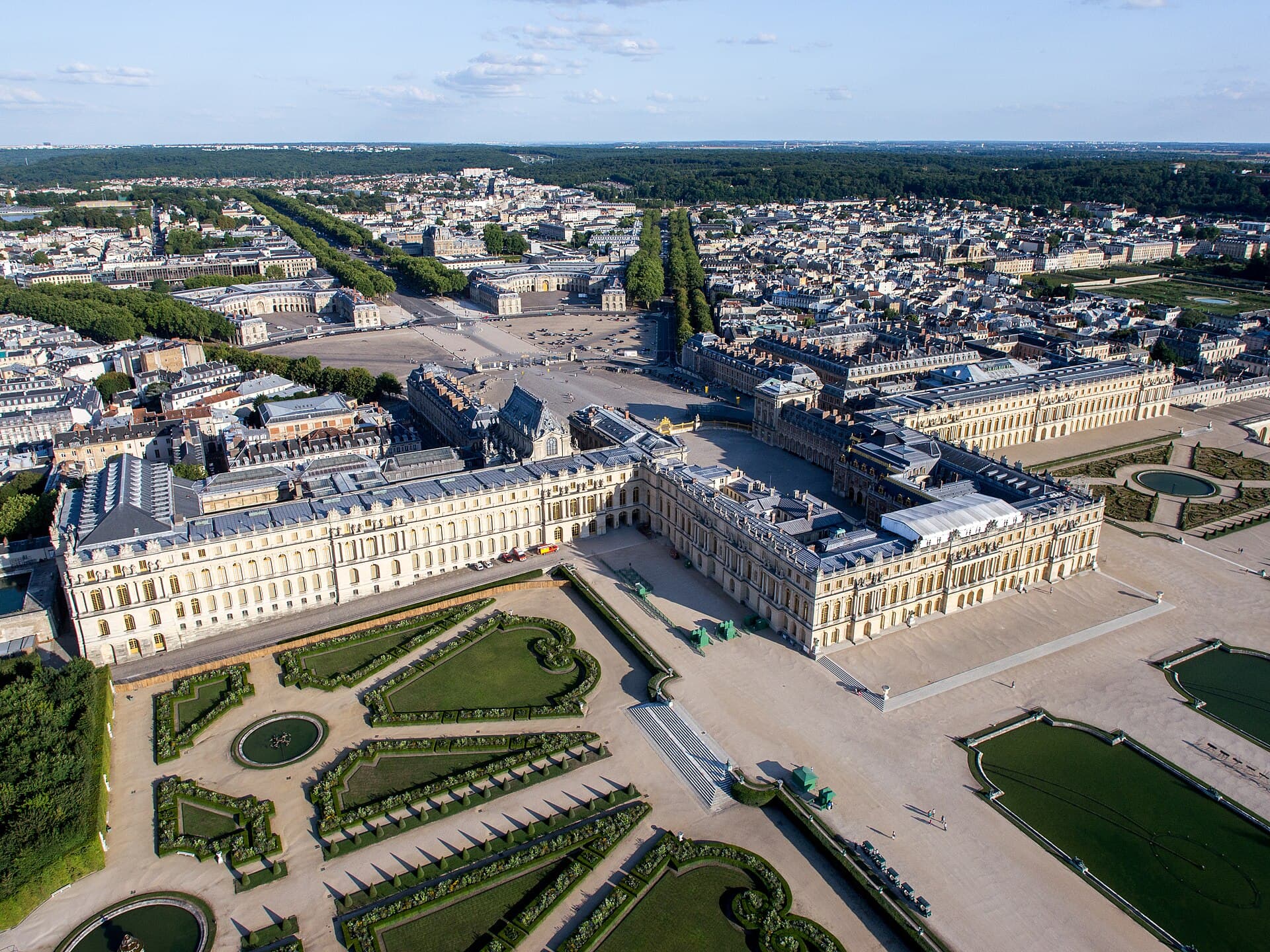 Vue aérienne du château de Versailles et de ses jardins